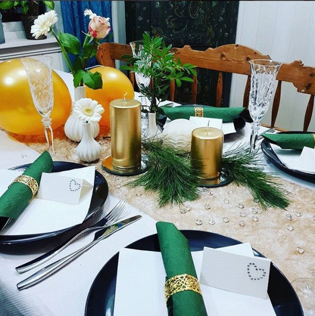 Serviettringer, med grønne servietter og gull bordpynt